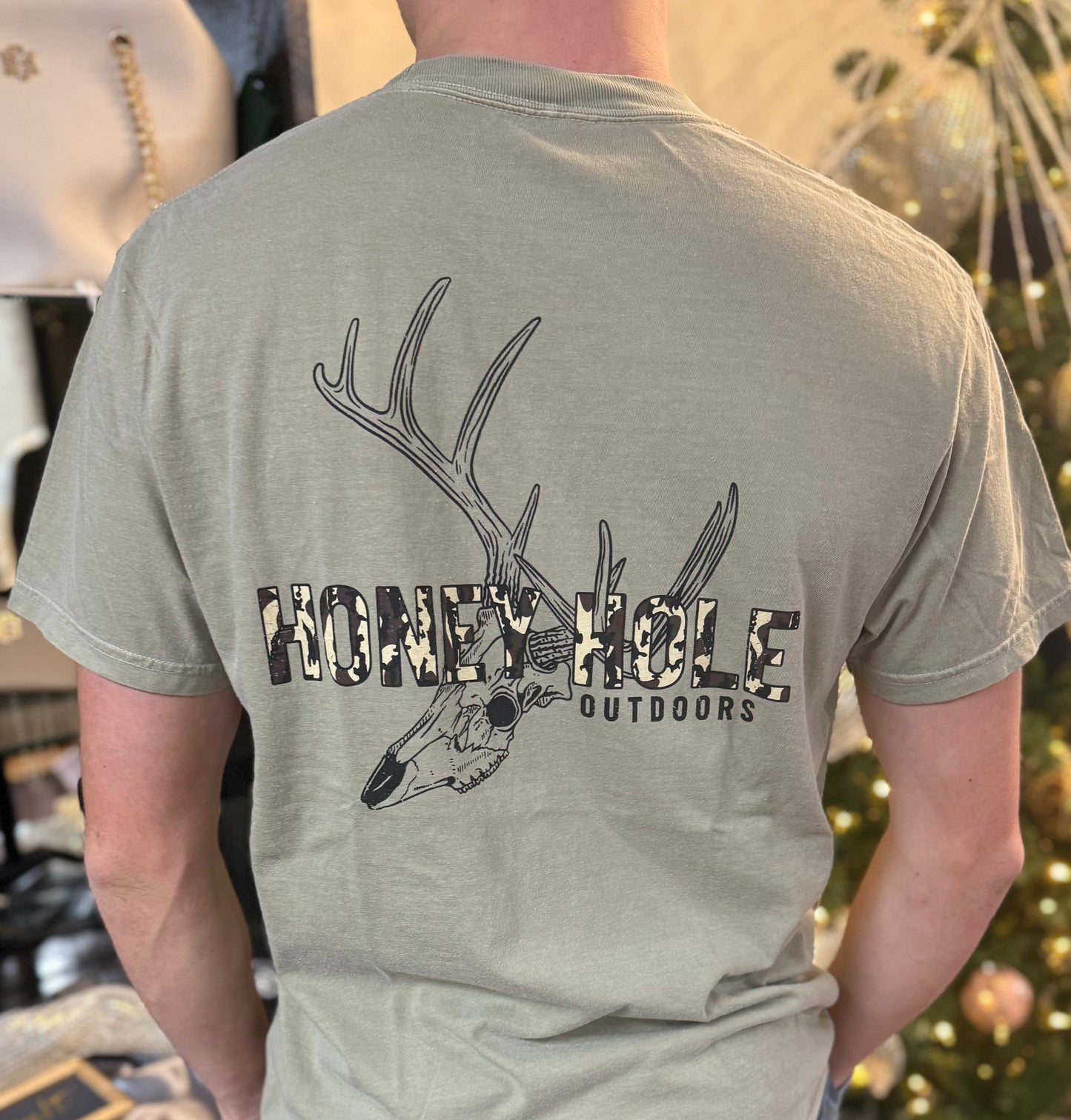 Men’s honey hole Skull Mount T-shirt