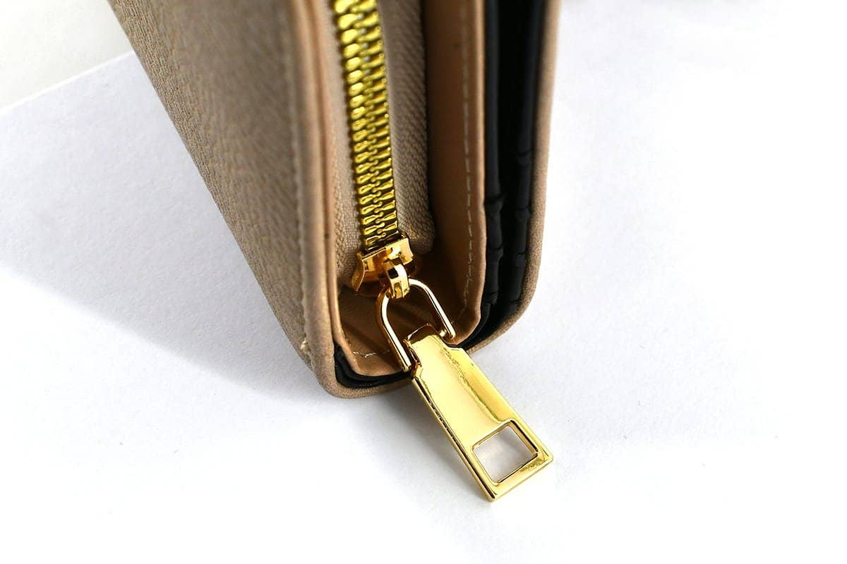AD041 Turn Lock Crossbody Wallet
