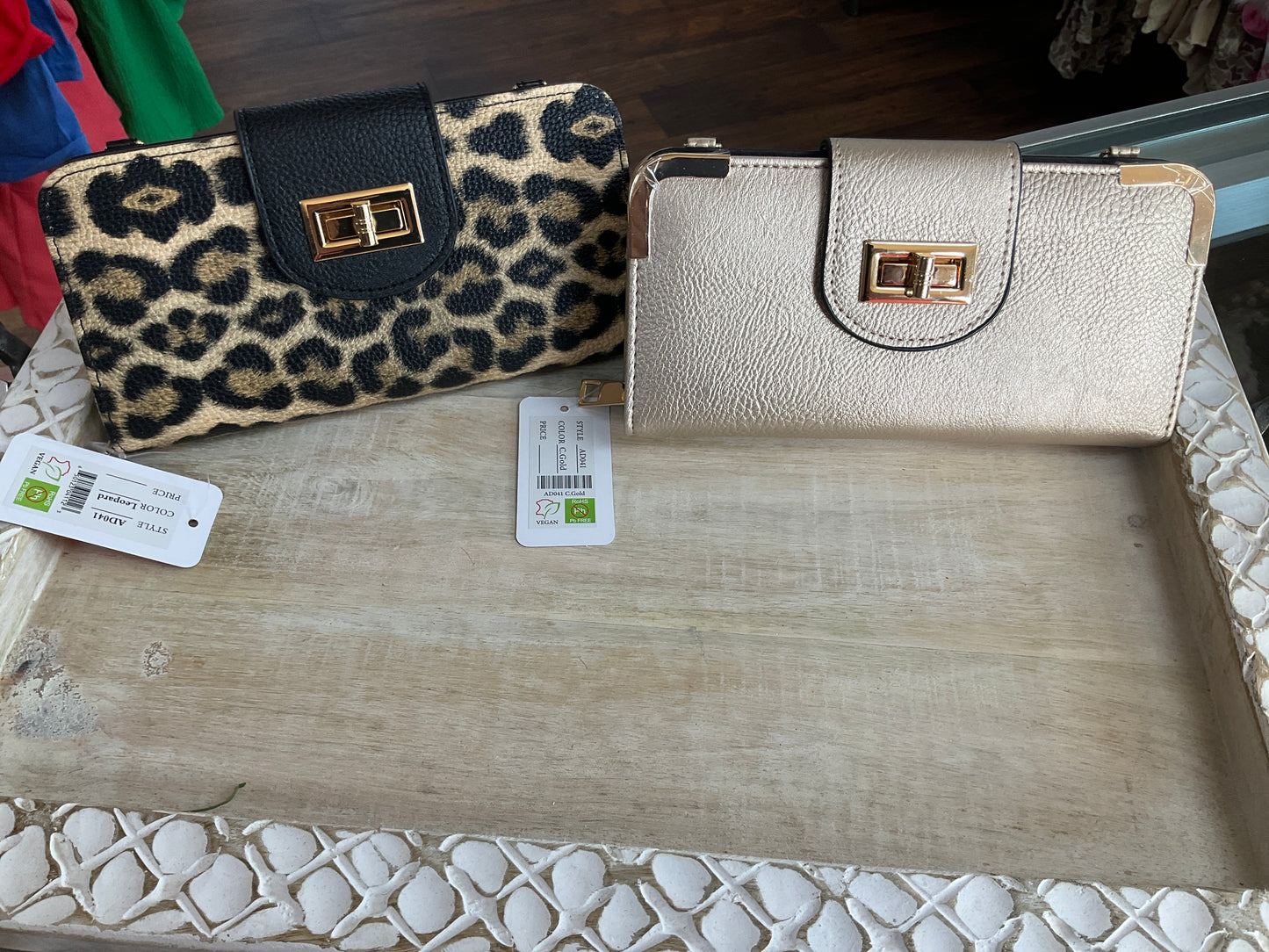 Turn lock crossbody wallet
