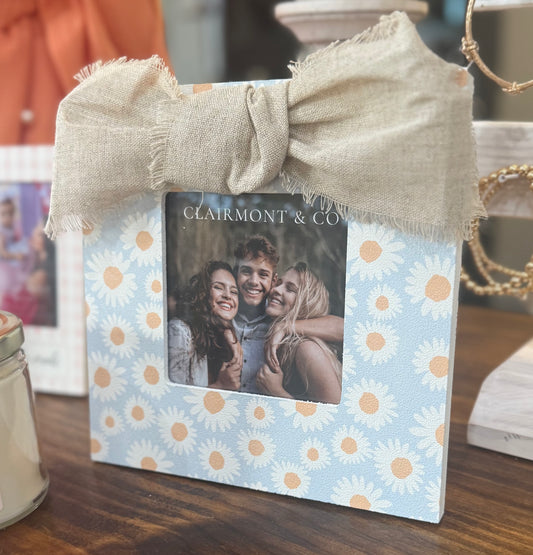 Blue Daisy-simply square frame w/bow